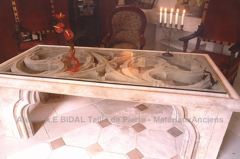 Table en pierre naturelle française, réalisation artisanale selon un savoir-faire ancestral : Alain BIDAL