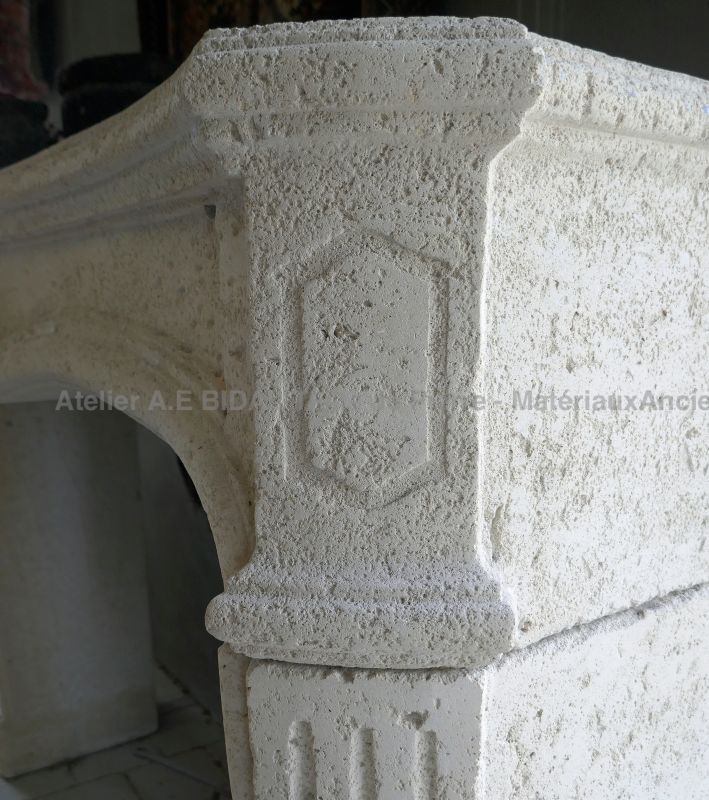 Détails des sculptures faites à la main sur notre belle cheminée Louis XV en pierre - Atelier Alain BIDAL (Provence)