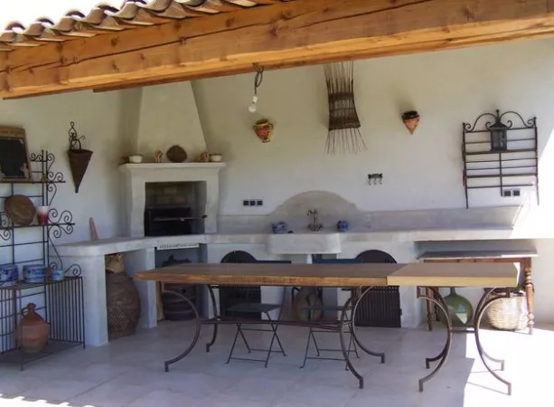 Fabrication artisanale de mobiliers en pierre de taille.