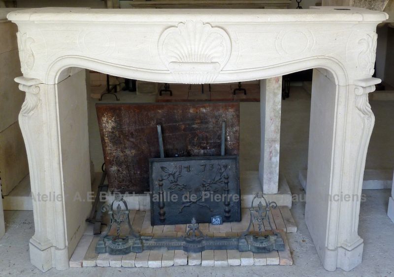 Cheminée en pierre de taille, bel élément de décoration pour la maison - Atelier Alain BIDAL (Provence)