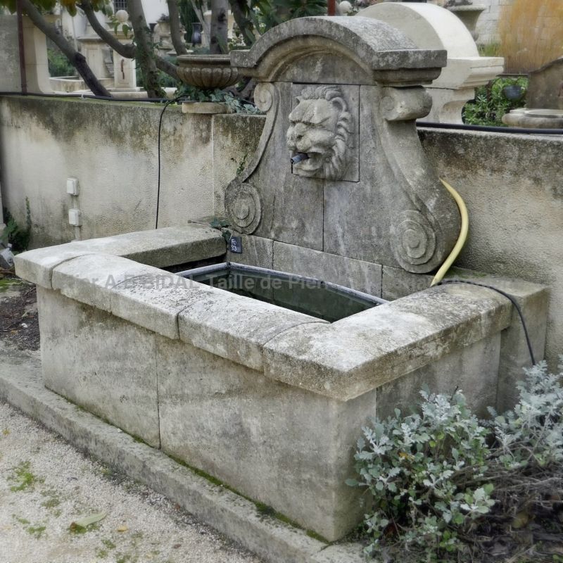 Fontaine murale de style rustique en pierre de Provence patinée - Atelier Alain BIDAL (Provence)