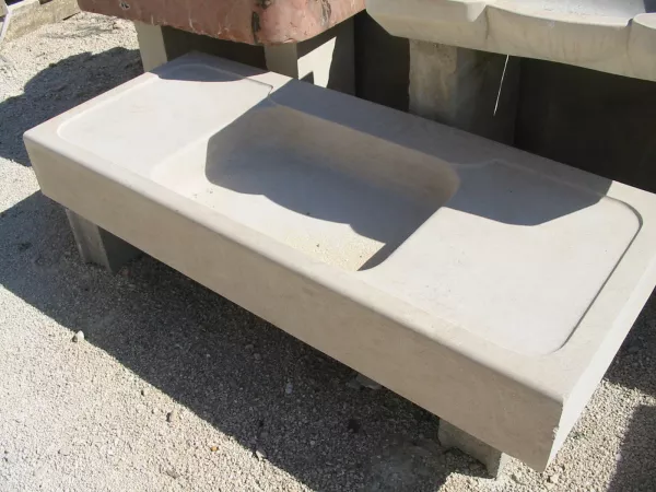 Evier en pierre avec égouttoirs et plan de travail de fabrication artisanale de l'atelier Alain BIDAL ( Provence)