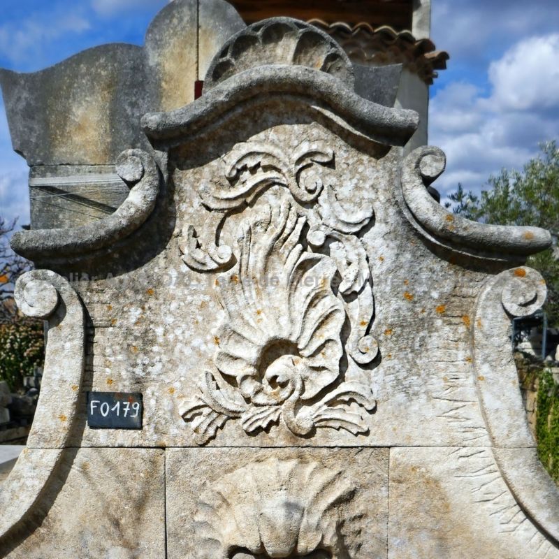 Fontaine décorative en pierre par l'artisan tailleur de pierre Alain Bidal - Provence.