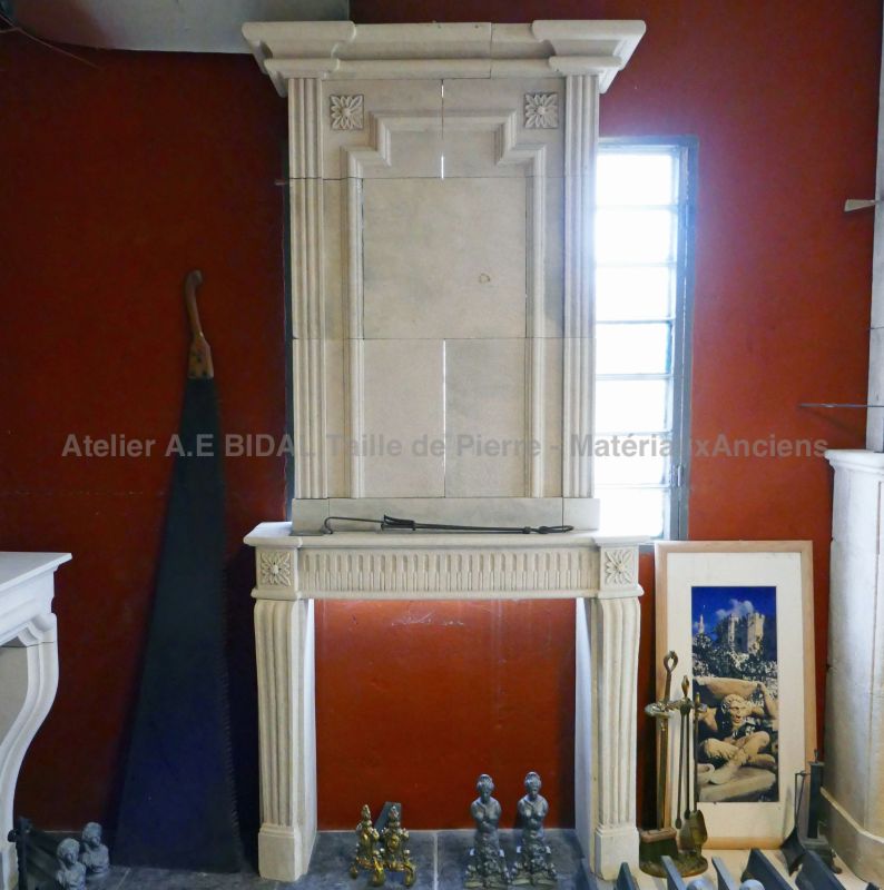 Fireplace hand carved in Provence limestone by Atelier Alain BIDAL (Provence)