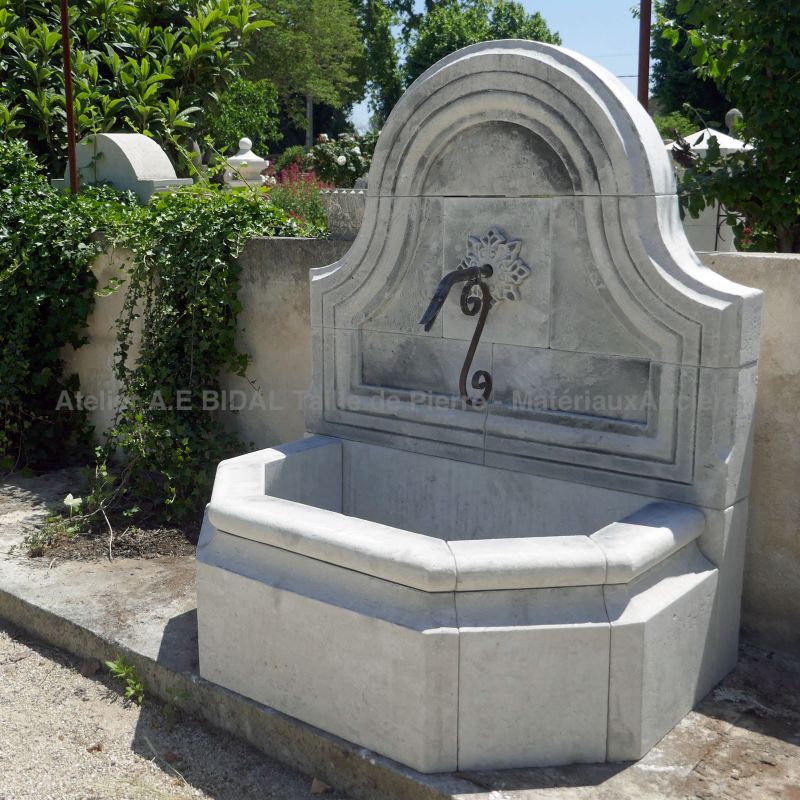 Provencal style garden fountain carved in natural stone - Atelier Alain BIDAL.