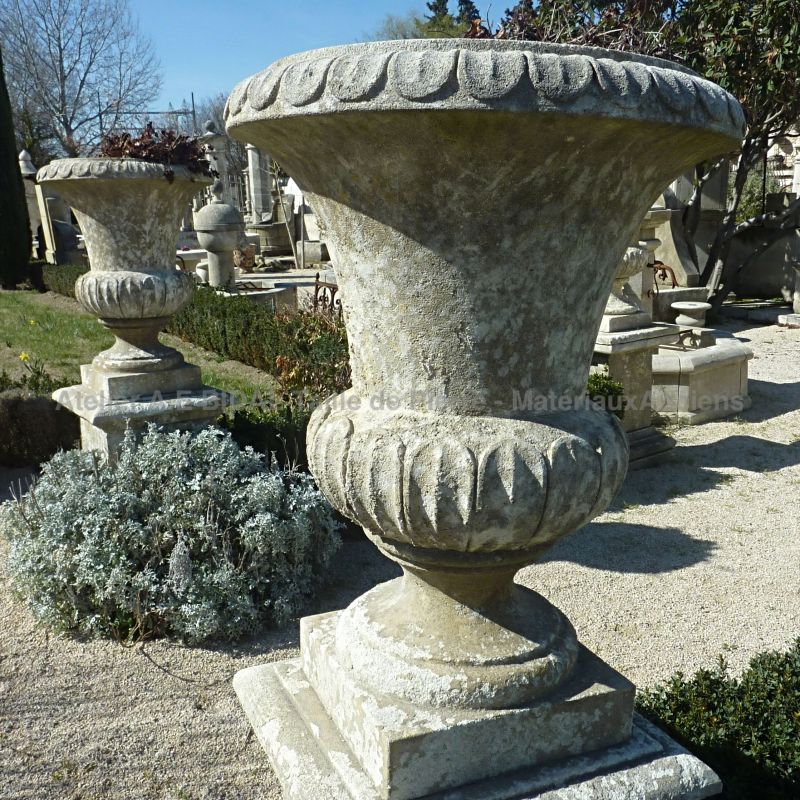 Large vase en taille de pierre d'inspiration Médicis en vente chez le tailleur de pierre en Provence Alain BIDAL.