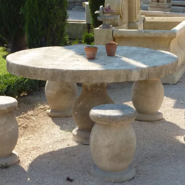 Table in stone : a charming circular table by the stone-cutting atelier Alain BIDAL, Provence