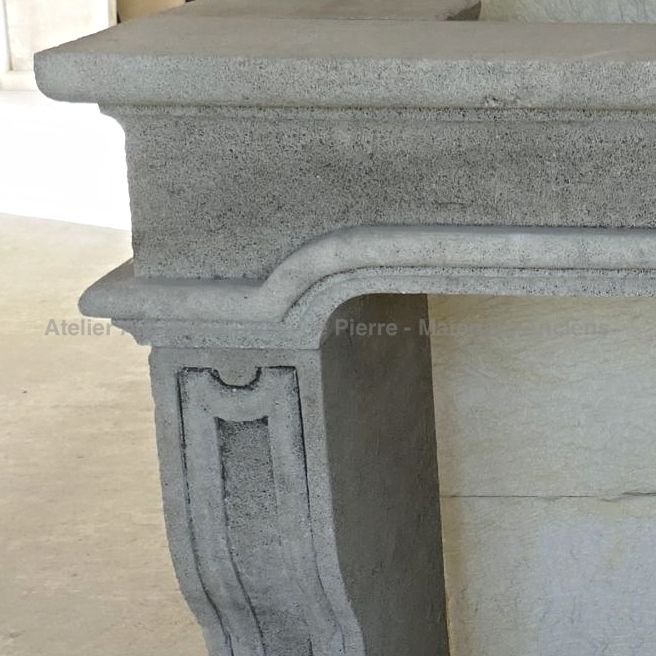 Cheminée de style Louis XVI - reedition d'une cheminée d'époque en pierre d'Estaillades - Atelier Alain BIDAL (Provence)