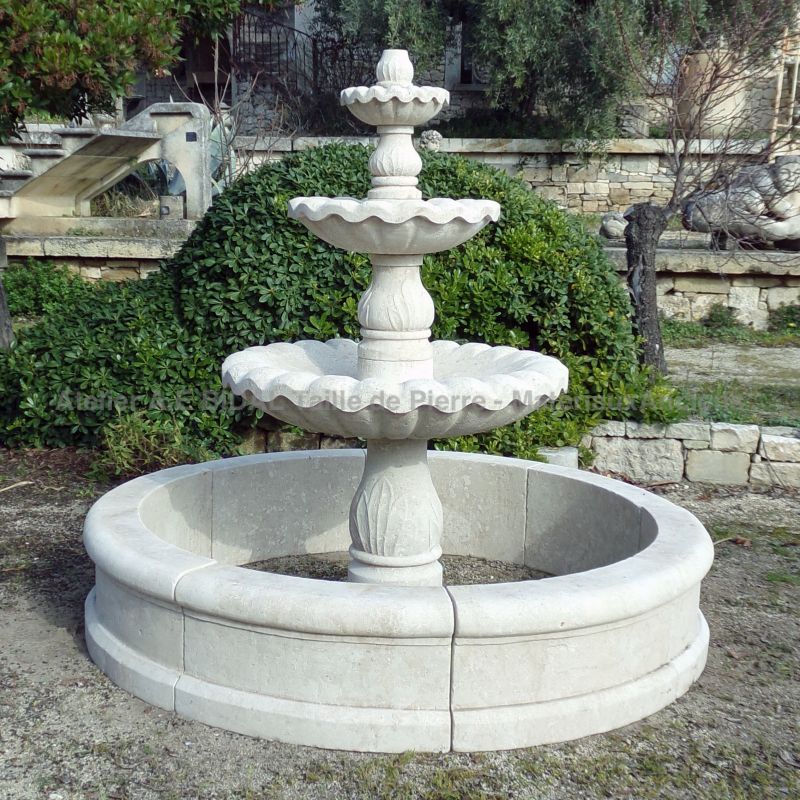 Fontaine centrale à bassin rond et colonne à vasques à débordement sculptées - Atelier Alain BIDAL (Provence)