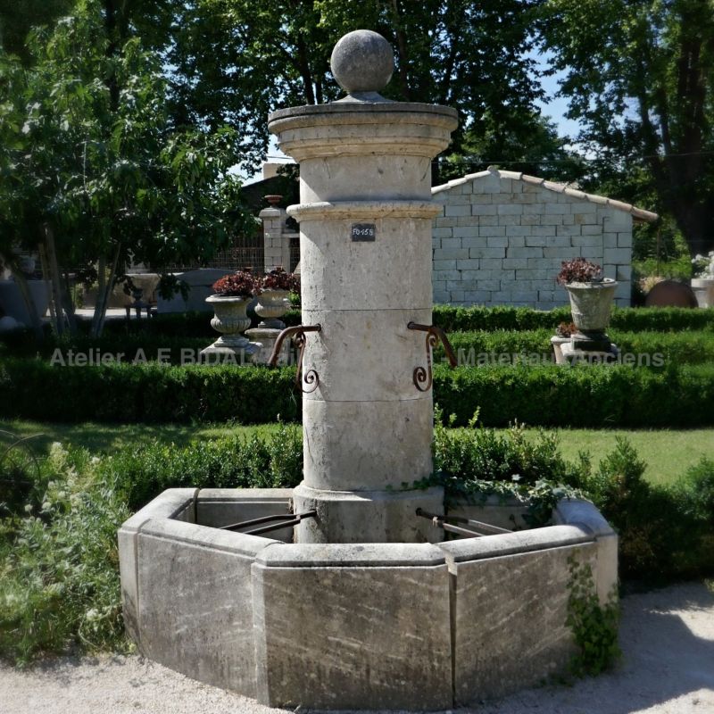Fontaine de jardin de style rustique, 100% pierre naturelle d'Estaillades.