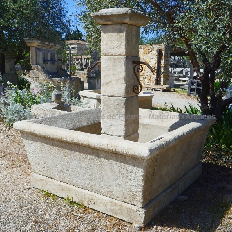 Large fontaine en pierre de Provence patinée : fabrication artisanale du tailleur de pierre Alain BIDAL