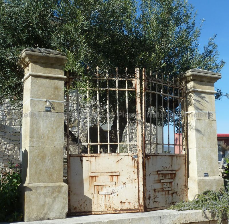 Magnificient and rustic pillars in natural stone for door.