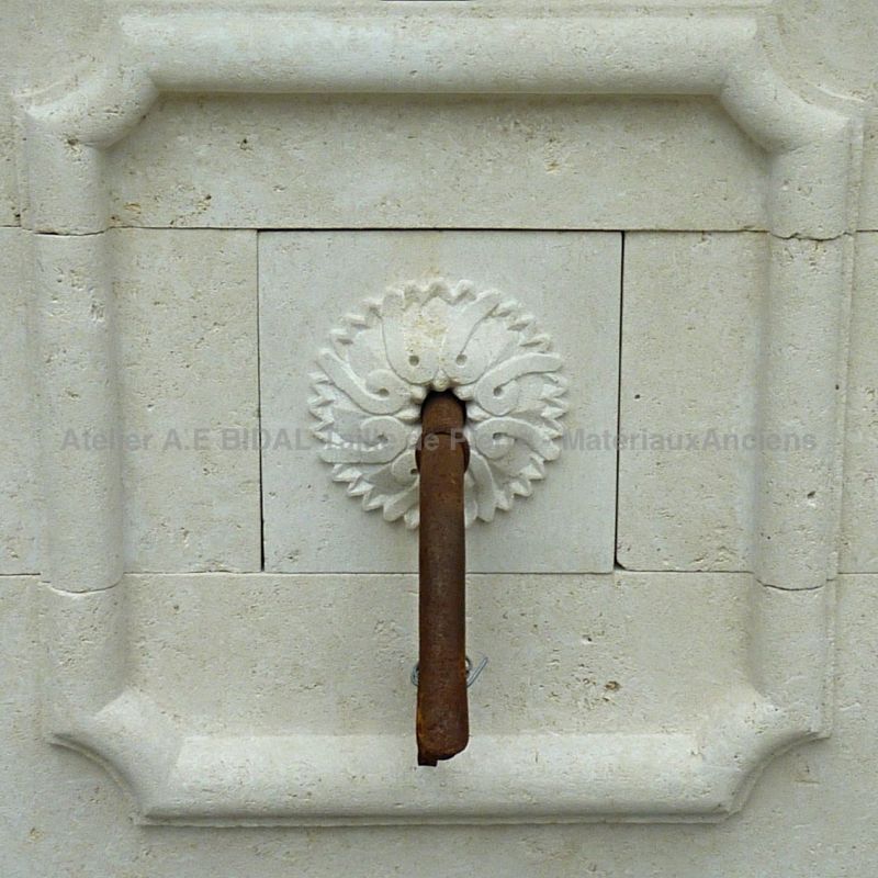 Beautiful hand carved decoration on the pediment of our stone fountain - Atelier Alain BIDAL (Provence)