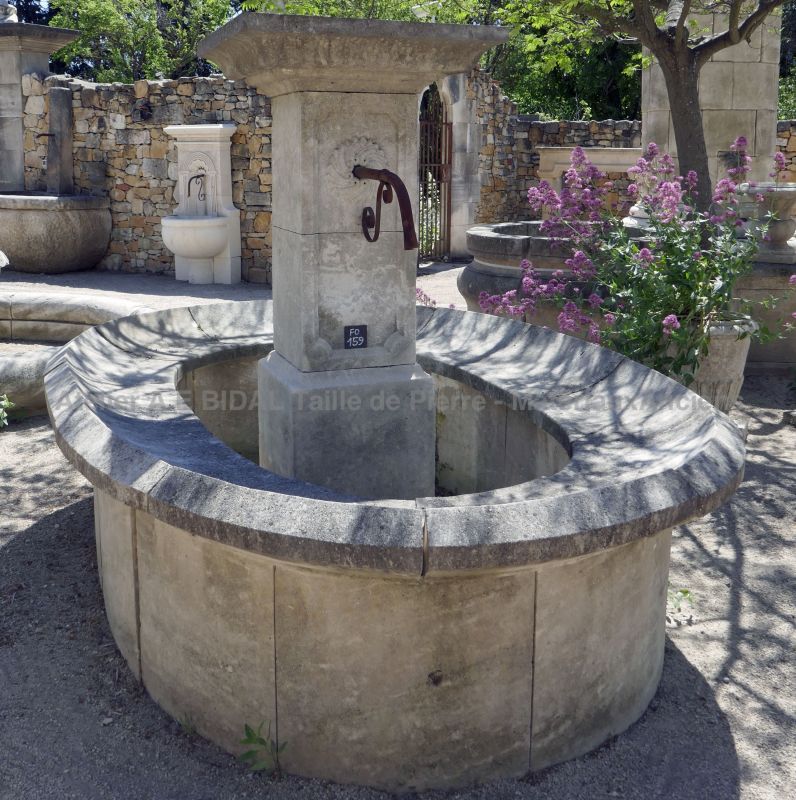 Traditional Provence villages wash-house-style fountain in carved limestone - Atelier Alain BIDAL (Provence)