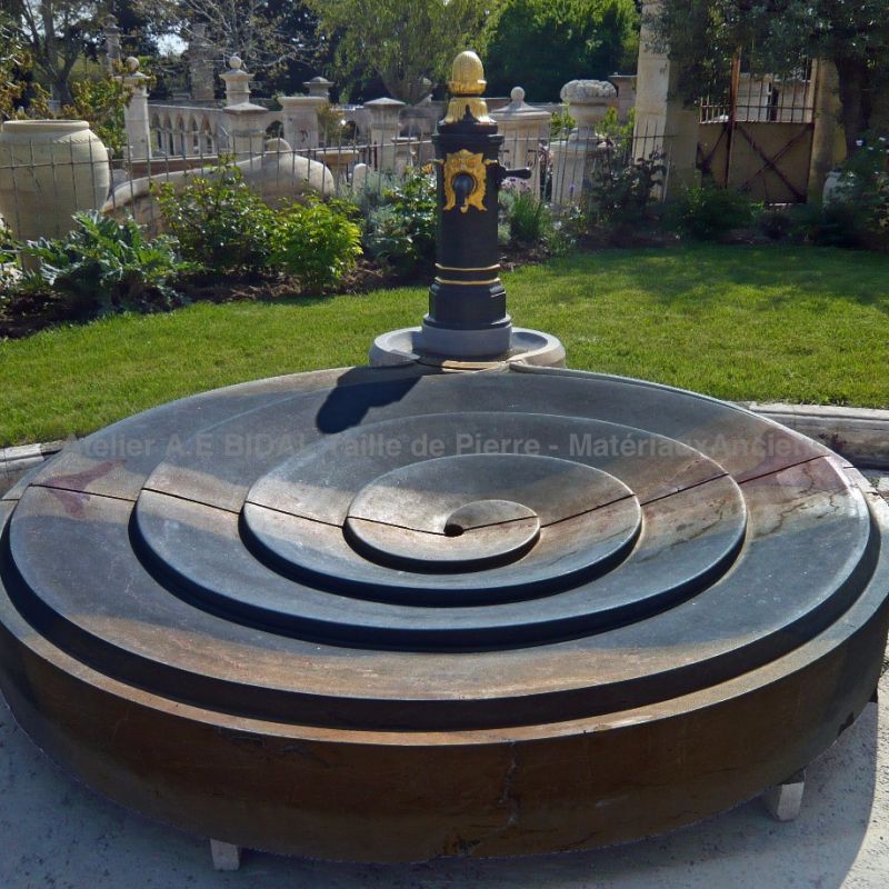 Fontaine moderne en pierre de Bourgogne | Fontaine centrale pour jardin réalisée en taille de pierre par les artisans de l'Atelier Bidal.