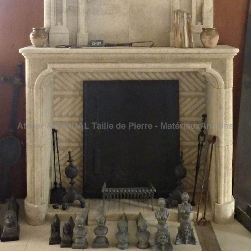Cheminée en pierre naturelle de Provence extraite dans une carrière française - Atelier Alain BIDAL (Provence)