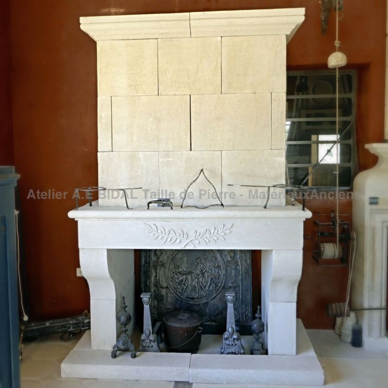 Vue générale de notre cheminée provençale en pierre - création signée Alain Bidal - Vaucluse.