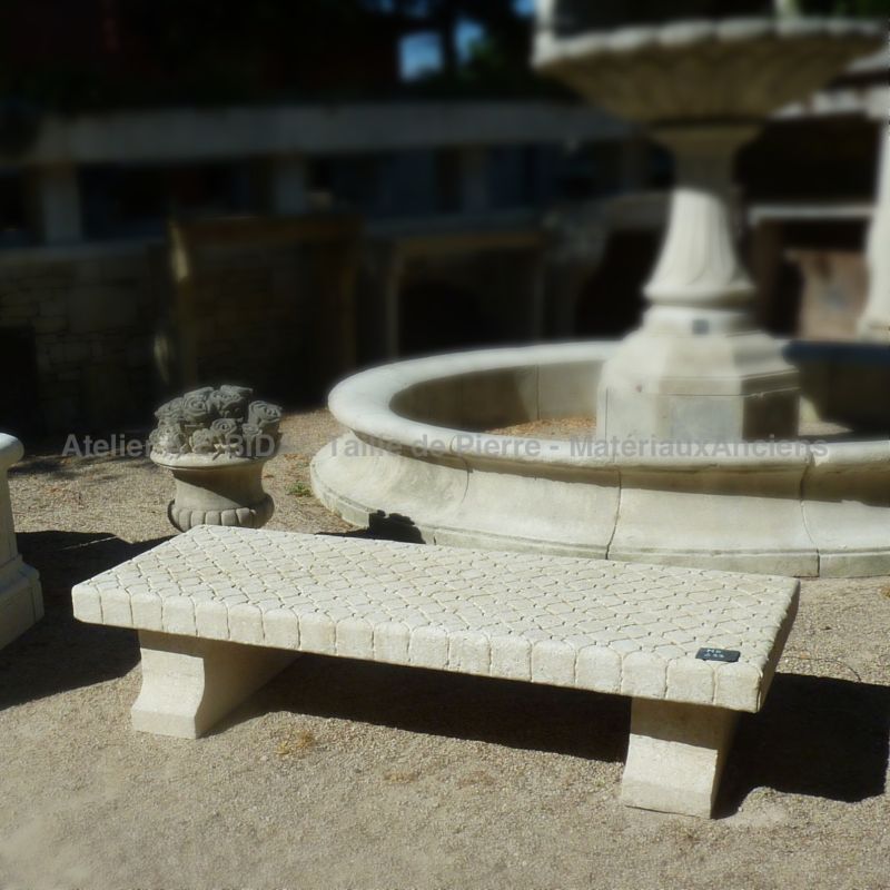 Une banquette Chesterfield en pierre de l'atelier de taille de pierre Bidal en Provence.