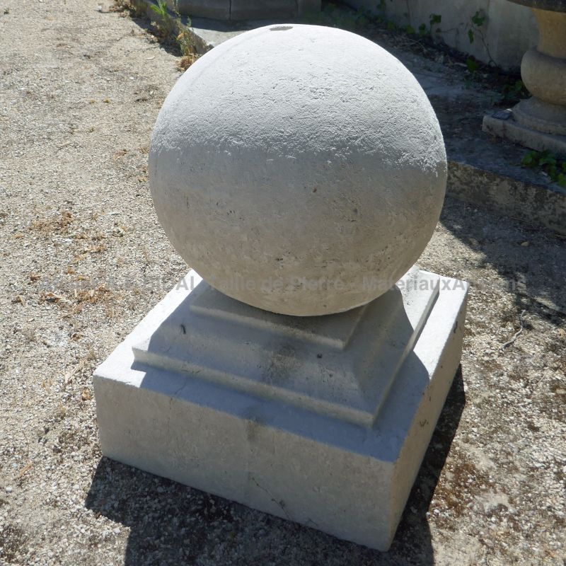 Ball with base in stone for outdoors basin : stone decoration by Atelier Alain BIDAL (Provence)