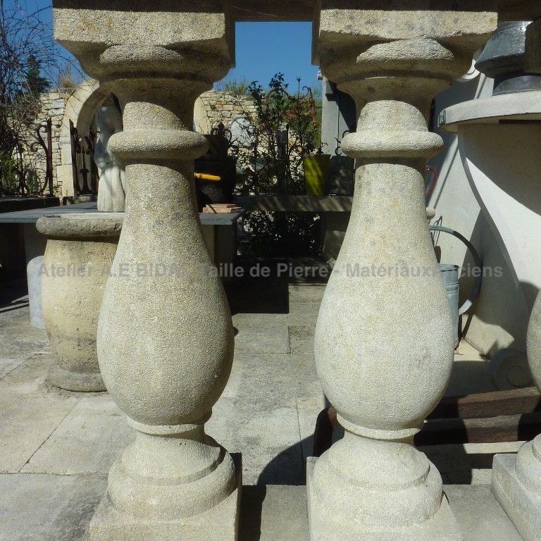 Balustrade extérieure de nos ateliers artisanaux du Vaucluse de taille de pierre.